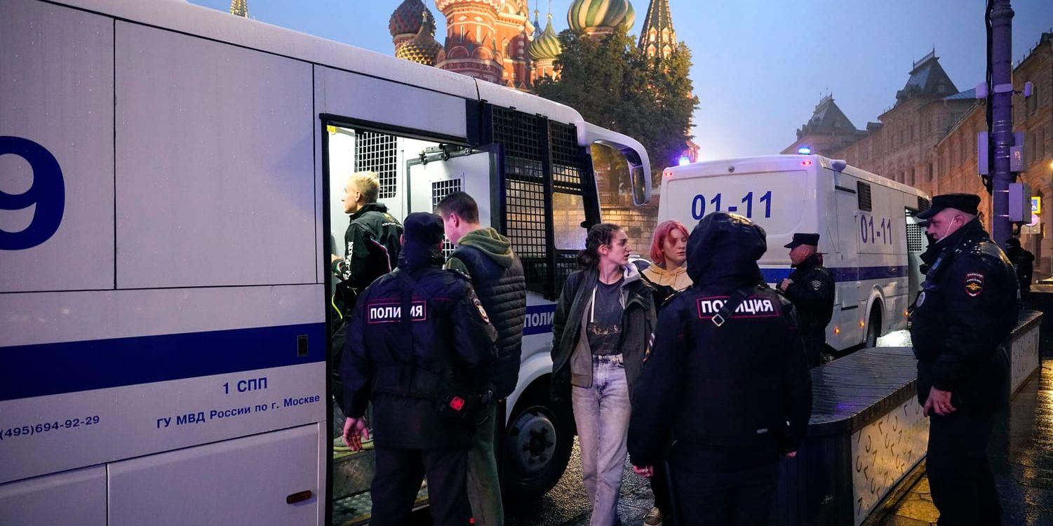 Polisen i Moskva frihetsberövade på lördagen hundratals personer i samband med nya protester mot mobiliseringen.