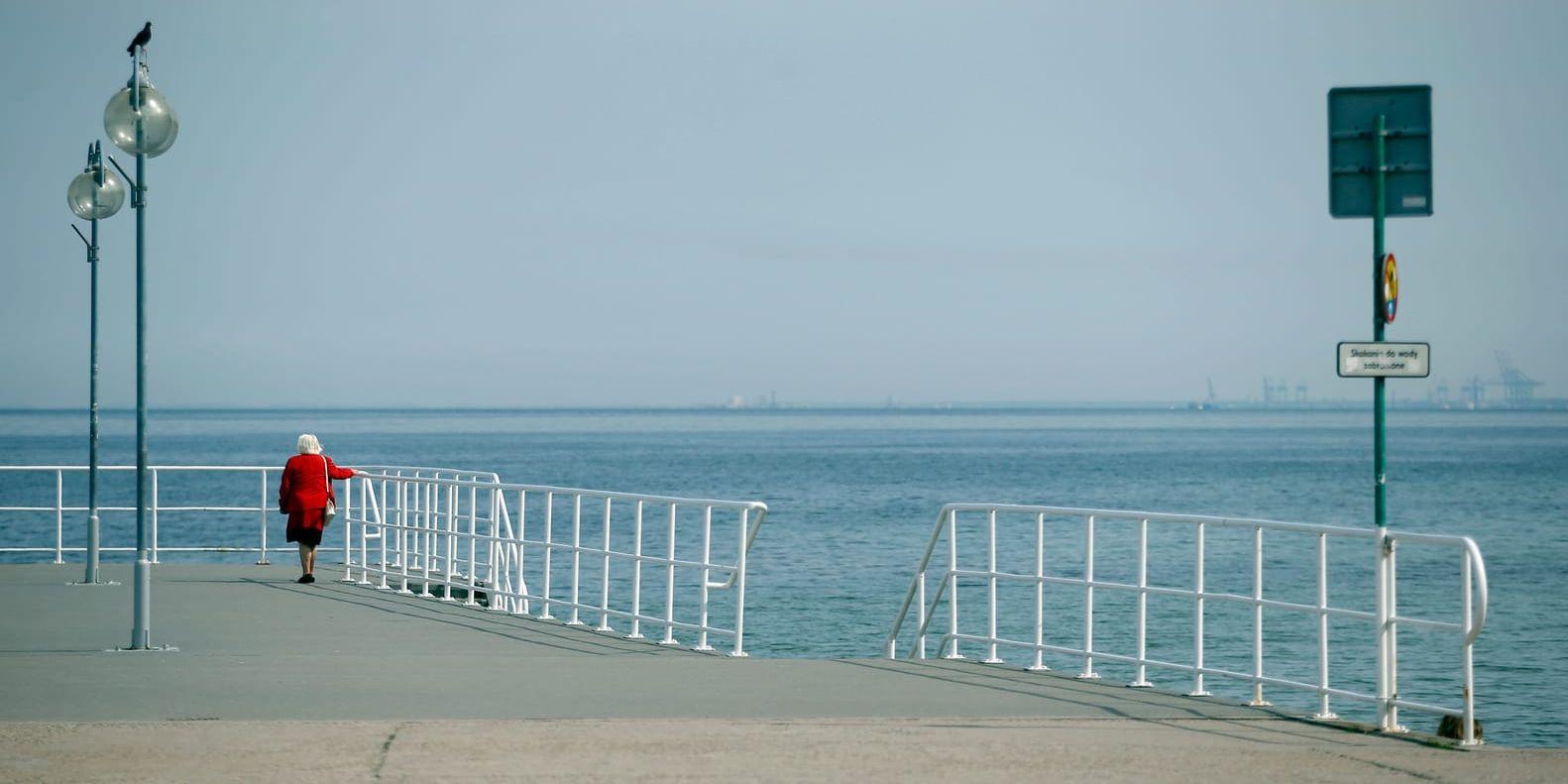 Polen planerar att bygga ett kärnkraftverk vid Östersjöns kust. Här promenerar en kvinna på en kaj i Gdynia och blickar ut mot havet. Arkivbild.