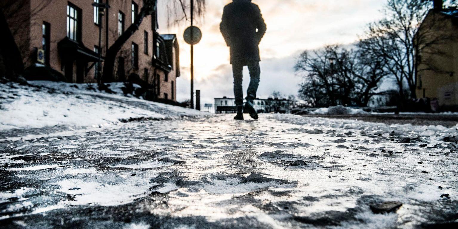 Isiga trottoarer i Hjorthagen i Stockholm efter snön som smälte häromveckan. Arkivbild.