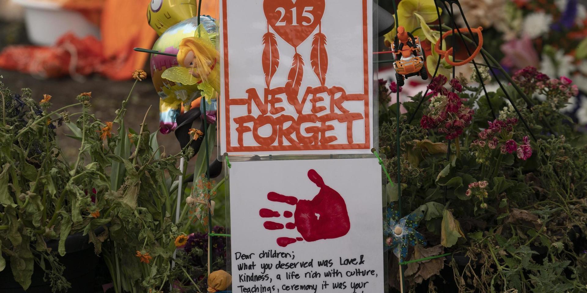 'Vi kommer aldrig att glömma' står det vid en minnesplats som uppförts efter det att kvarlevorna av hundratals barn upptäckts vid en före detta internatskola för ursprungsbefolkningen i Kanada. Nu uppges fler omärkta gravar ha hittats. Akivbild.