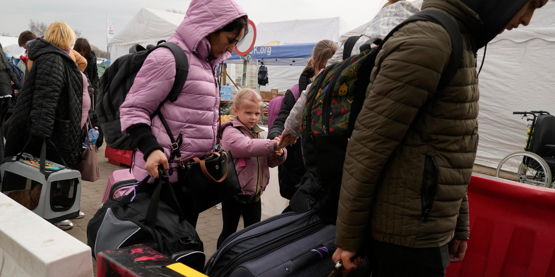 Människor på flykt från Ukraina korsar gränsen till Polen vid Medyka den 29 mars.