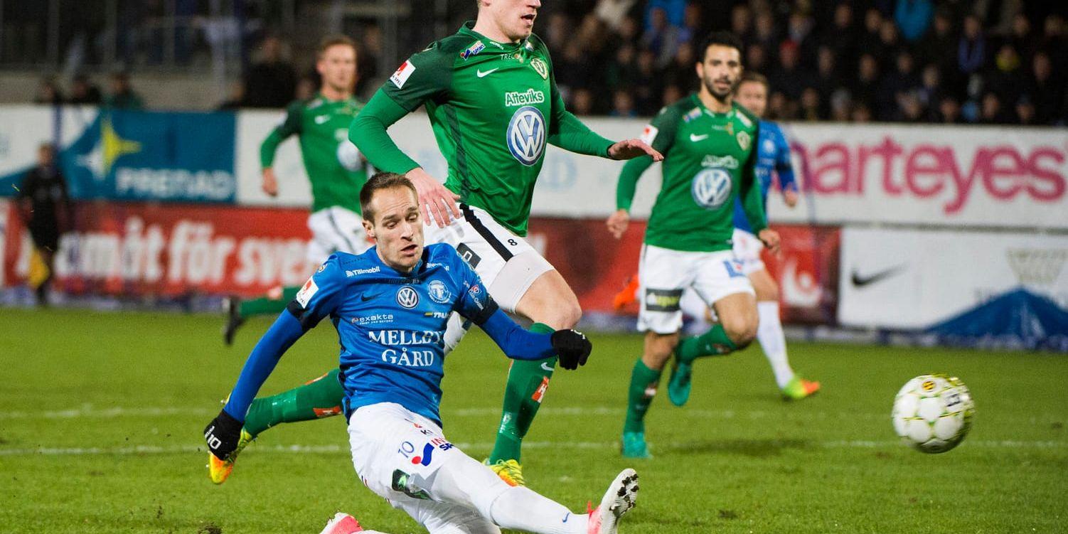 Trelleborgs 1–0-skytt Zoran Jovanovic, i förgrunden, i kamp med Jönköpings Joakim Karlsson.