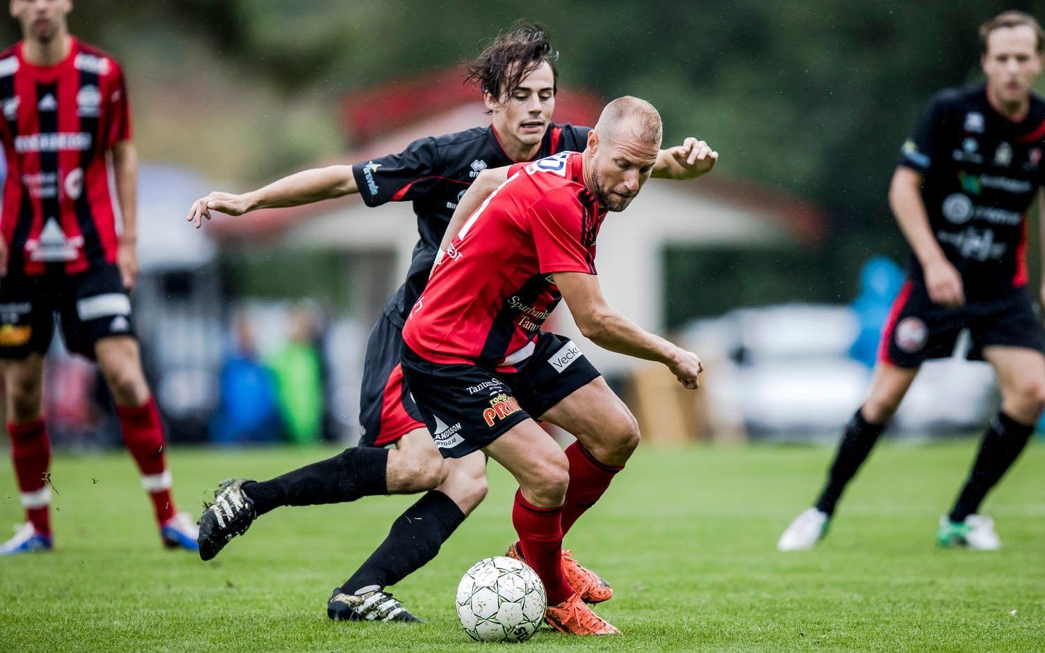 Bild: Sebastian LaMotte. 40-årige Jonas Henriksson håller undan för Sean Conaboy och Grebbestad vann seriefinalen med 3-2.