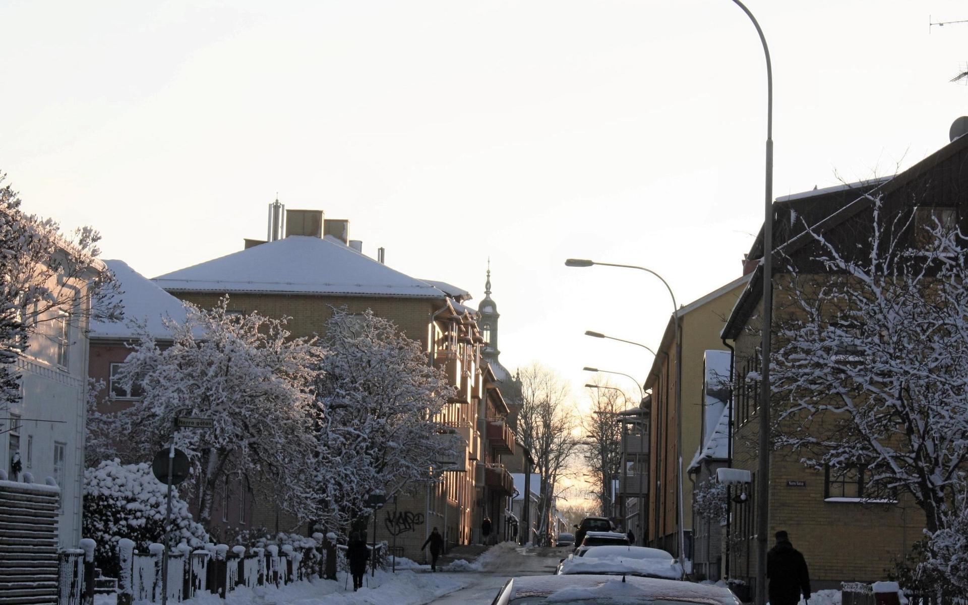 Snövit stadsmiljö i Vänersborg.