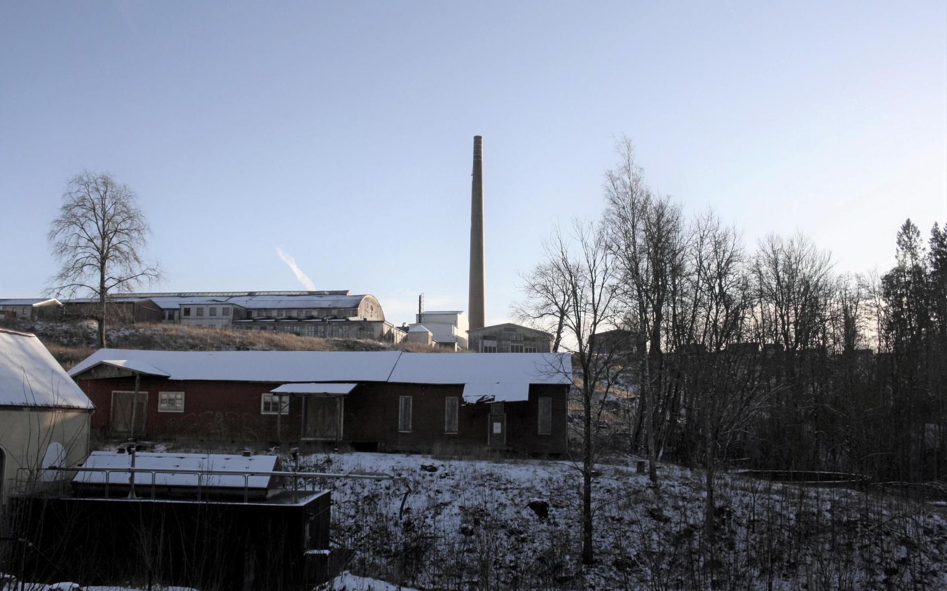 Gamla Sjuntorpsfabriken med den höga skorstenen med texten Sjuntorp på.