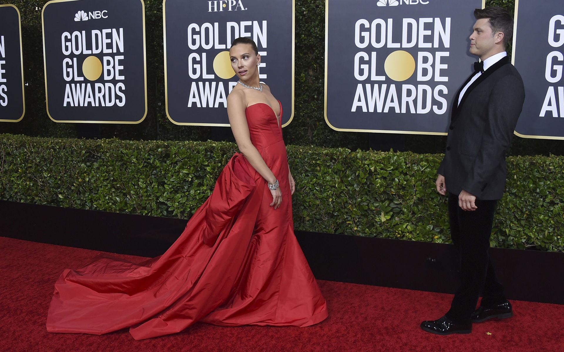 Scarlett Johansson och Colin Jost anländer till Golden Globe. Hon bar en röd klänning från Vera Wang.