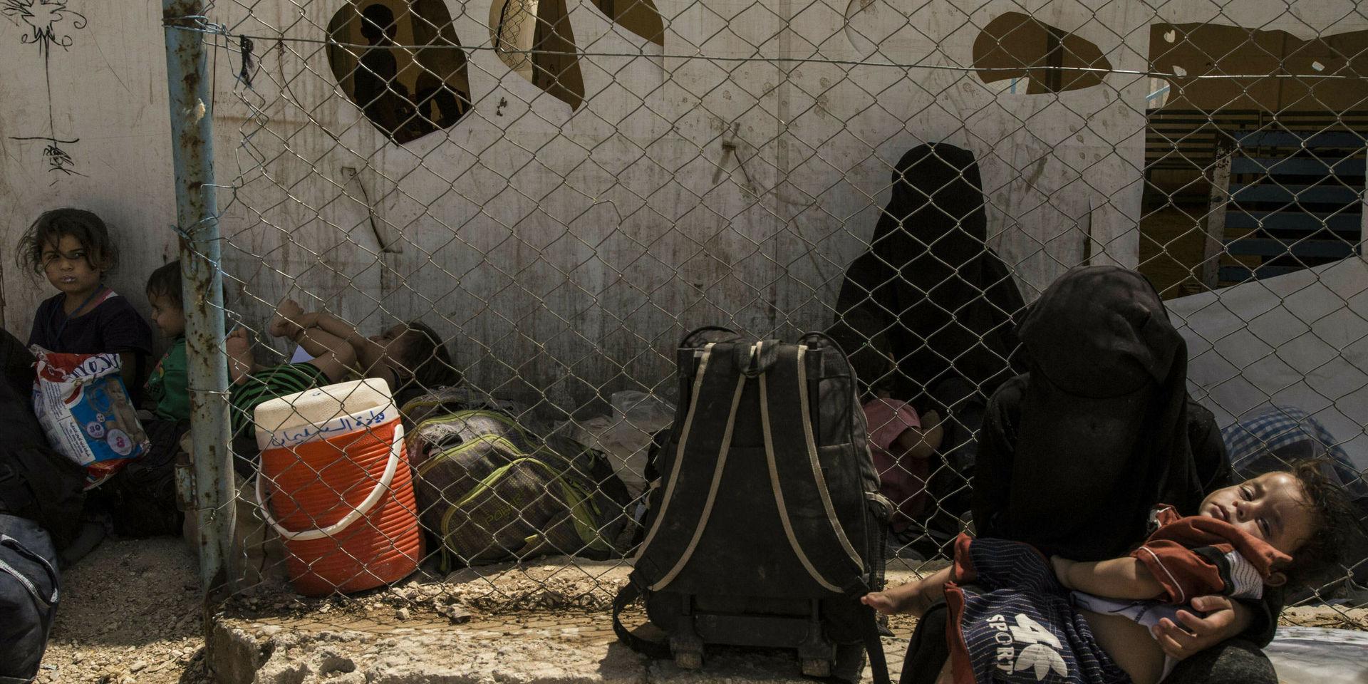 I syriska ökenlägret al-Hol vistas cirka 10 000 utländska medborgare, många av dem från Europa. Runt 100 personer är kvinnor och barn med koppling till Sverige enligt DN. Arkivbild.