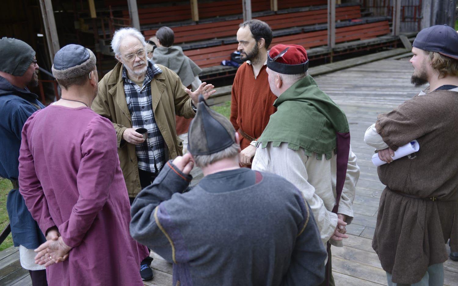 Martin Rossing instruerar de vuxna skådespelarna på Ljudaborg. Foto: Pasi Hakopuro