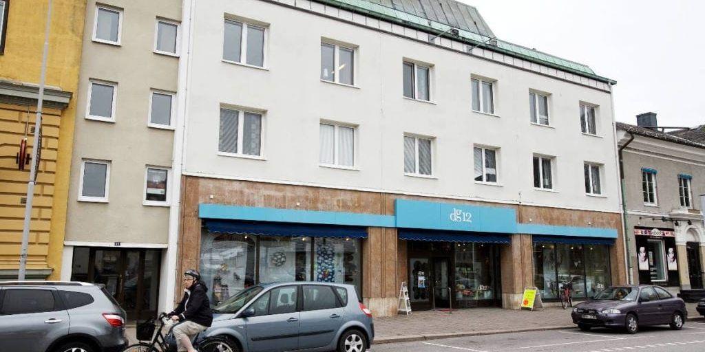 I oktober flyttar TTELA i Vänersborg sin verksamhet från Edsgatan 11 till Drottning-gatan 12, bredvid butiken dg12, där nya, fräscha lokaler ställs i ordning för tidningens verksamhet. Något som chefredaktör Morgan Ahlberg, säljchef Lennart Carlgren och administrativ chef Jan Tringe ser fram emot.