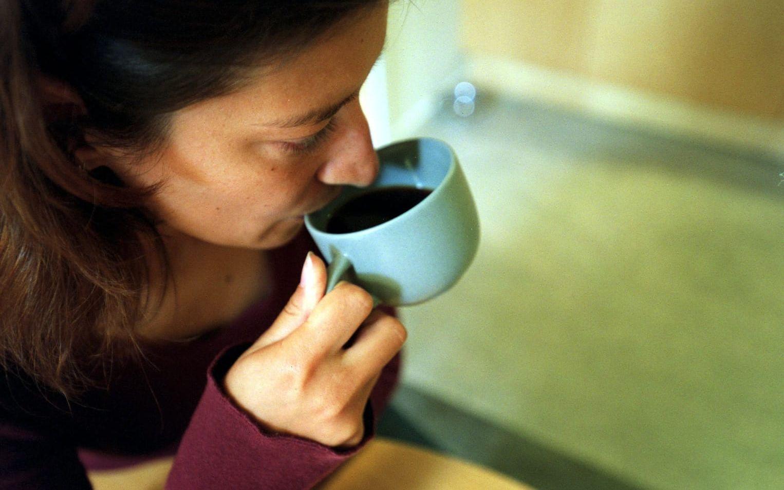Många dricker kaffe för att motverka trötthet när de egentligen borde få mer sömn. En färsk studie visar att kaffets uppiggande effekt bara biter på nattsuddare tre dagar på raken. Efter det slutar kroppen reagera på koffeinet och det enda som fungerar är att ta igen den förlorade sömnen.