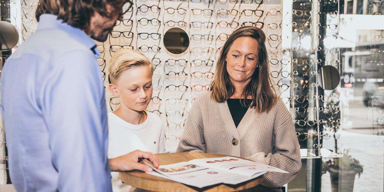 När Per Hernqvist, optiker på Varbergsoptik berättade om MiSight-linsen, som bromsar närsynthet, var valet enkelt för Malin Bartoldsson. ”Jag kände direkt att det här är en investering i Viktors hälsa”, säger hon.
