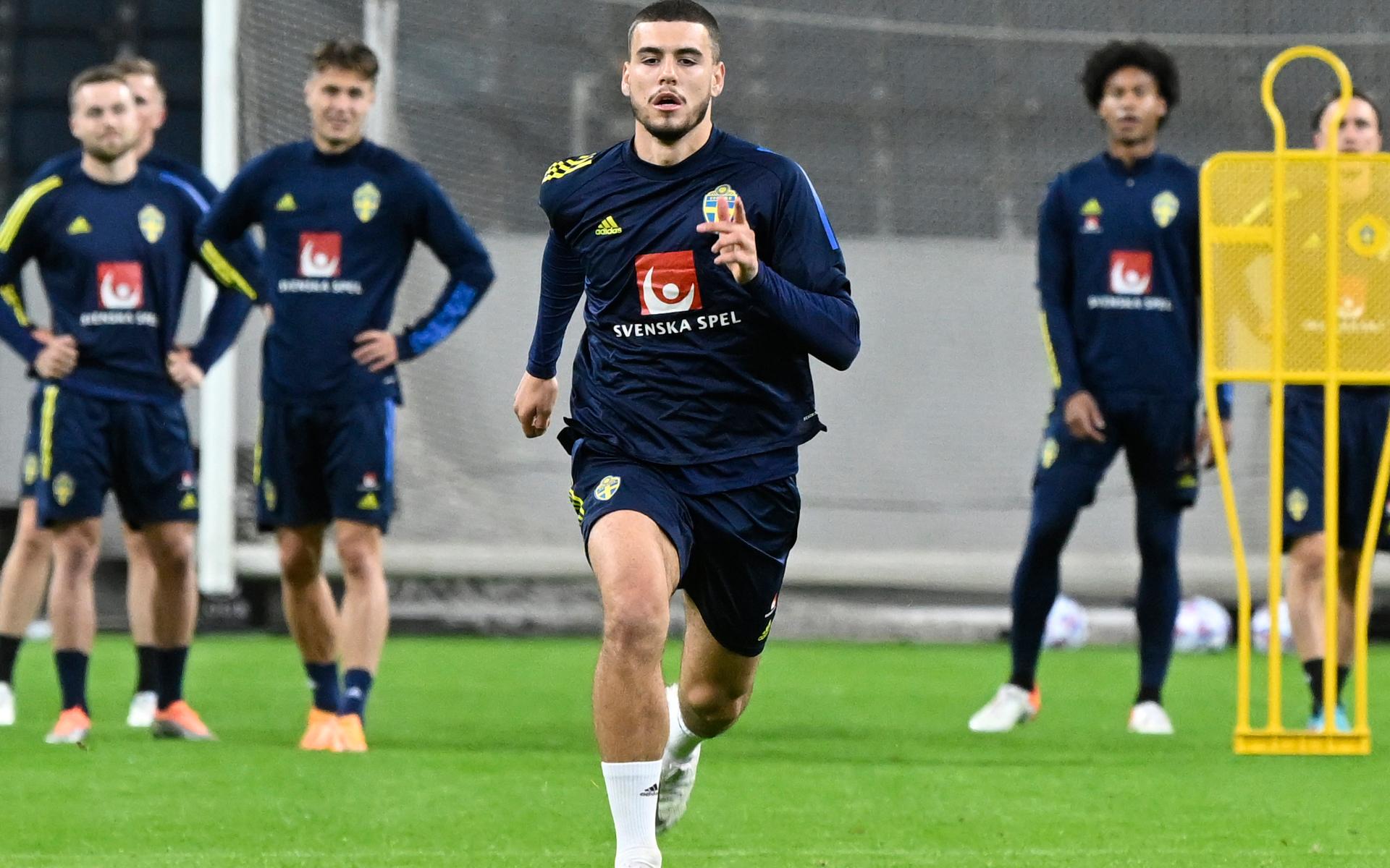 Edvin Kurtulus tränar med svenska fotbollslandslaget.