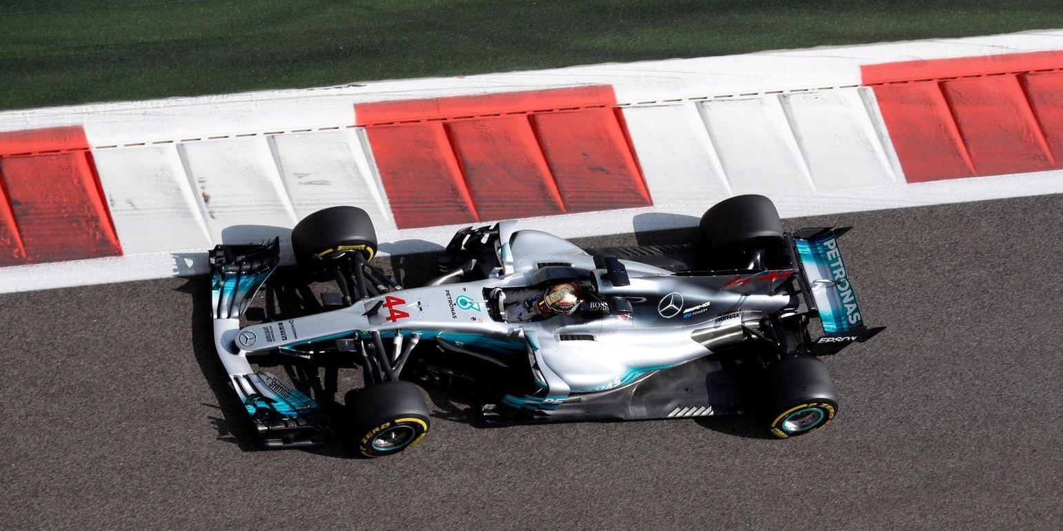 Lewis Hamilton är snabbast i Abu Dhabi efter de två första formel 1-träningarna.