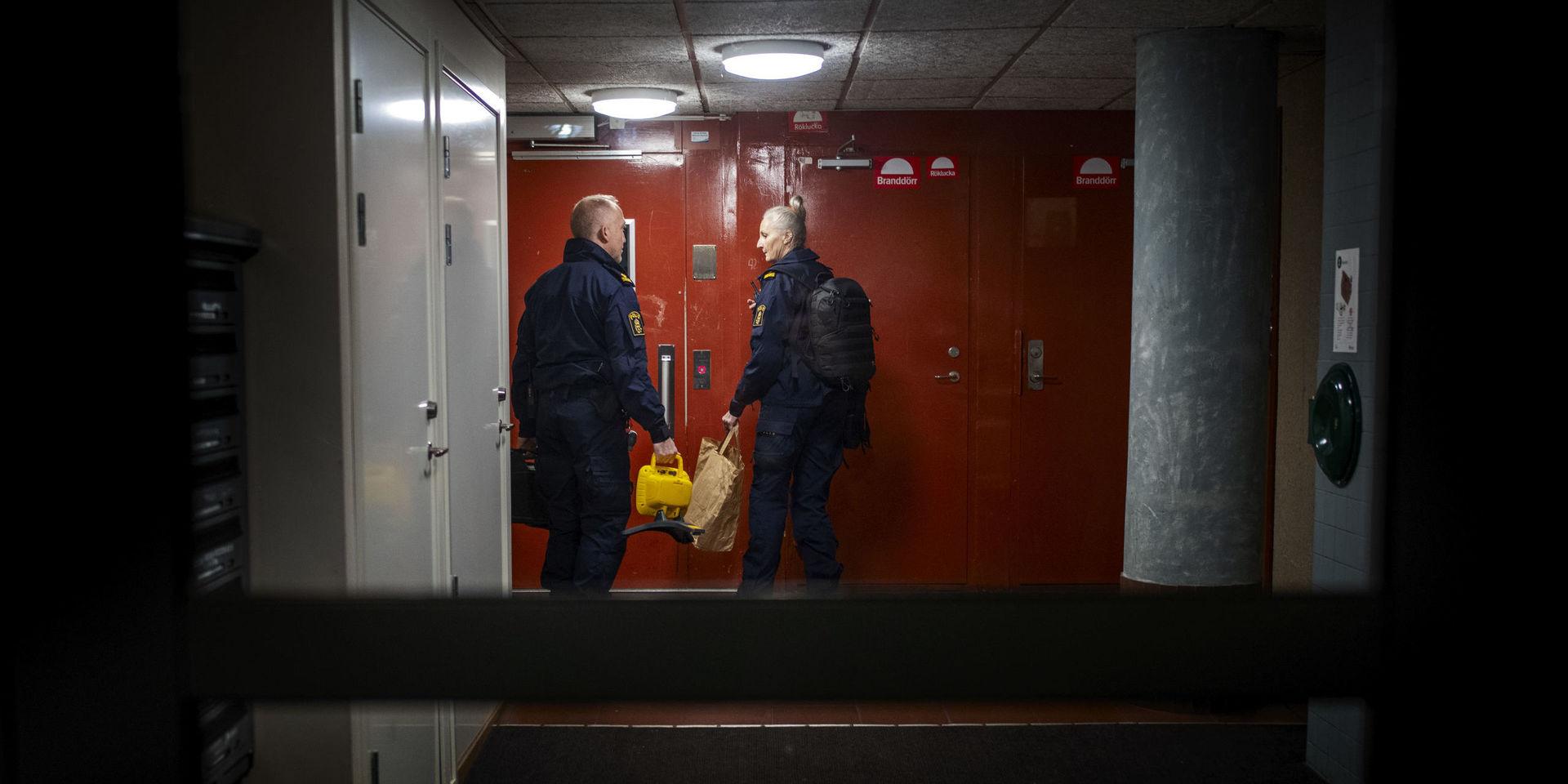En man i 20-årsåldern, skriven i Trollhättan, söks nu av polisen misstänkt för att ligga bakom den första knivattacken i Västra Frölunda under torsdagen. 