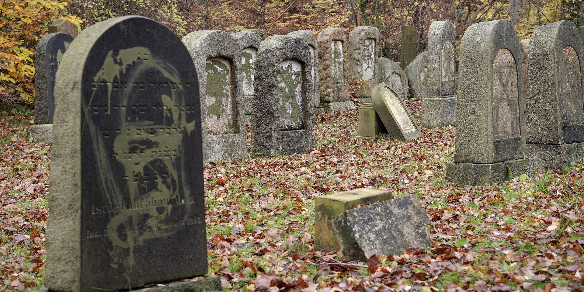 Vandaliserade gravstenar på gravplatsen i Randers.