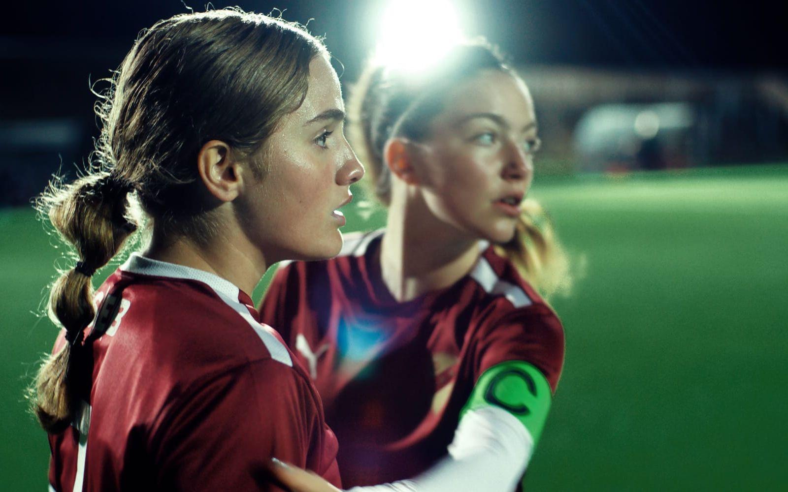 Flutra Cela och Judith Sigfridsson i 'Forever'. Pressbild.