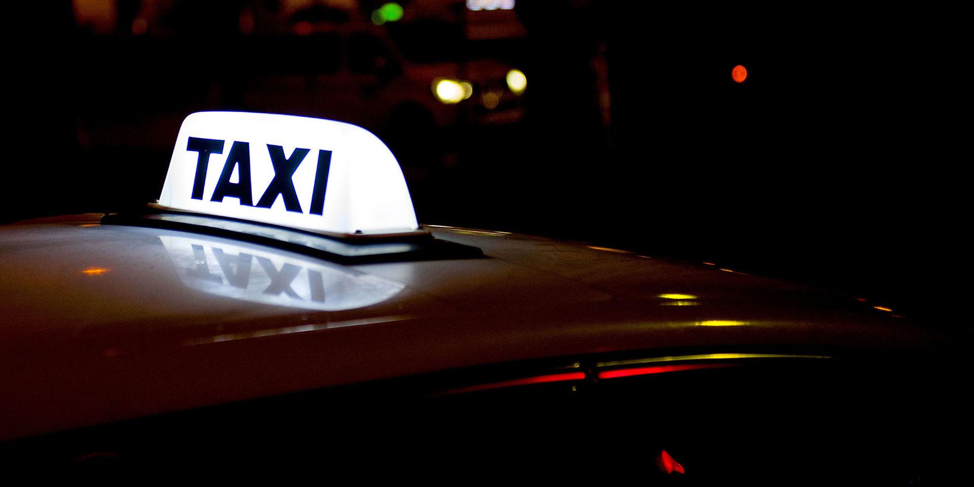 Taxiresan slutade med att Kristin Laxing blev av med sin mobiltelefon när hon försökte få fram pengar för att betala. Enligt Taxi Göteborg ska chauffören ha lämnat sina kontaktuppgifter, men inte blivit uppringd.