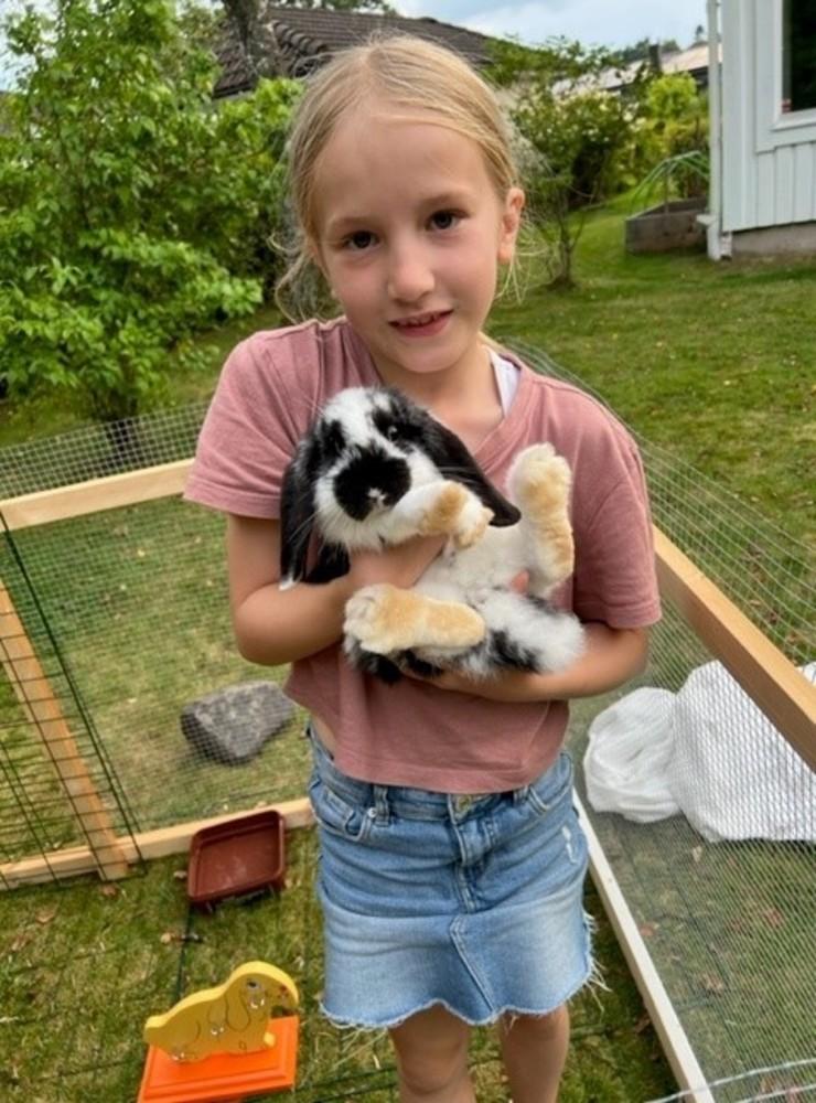 Margaret Abrahamsson skickade in två bilder på lyckliga barnbarnen Elvin och Wilma med deras söta kaniner.