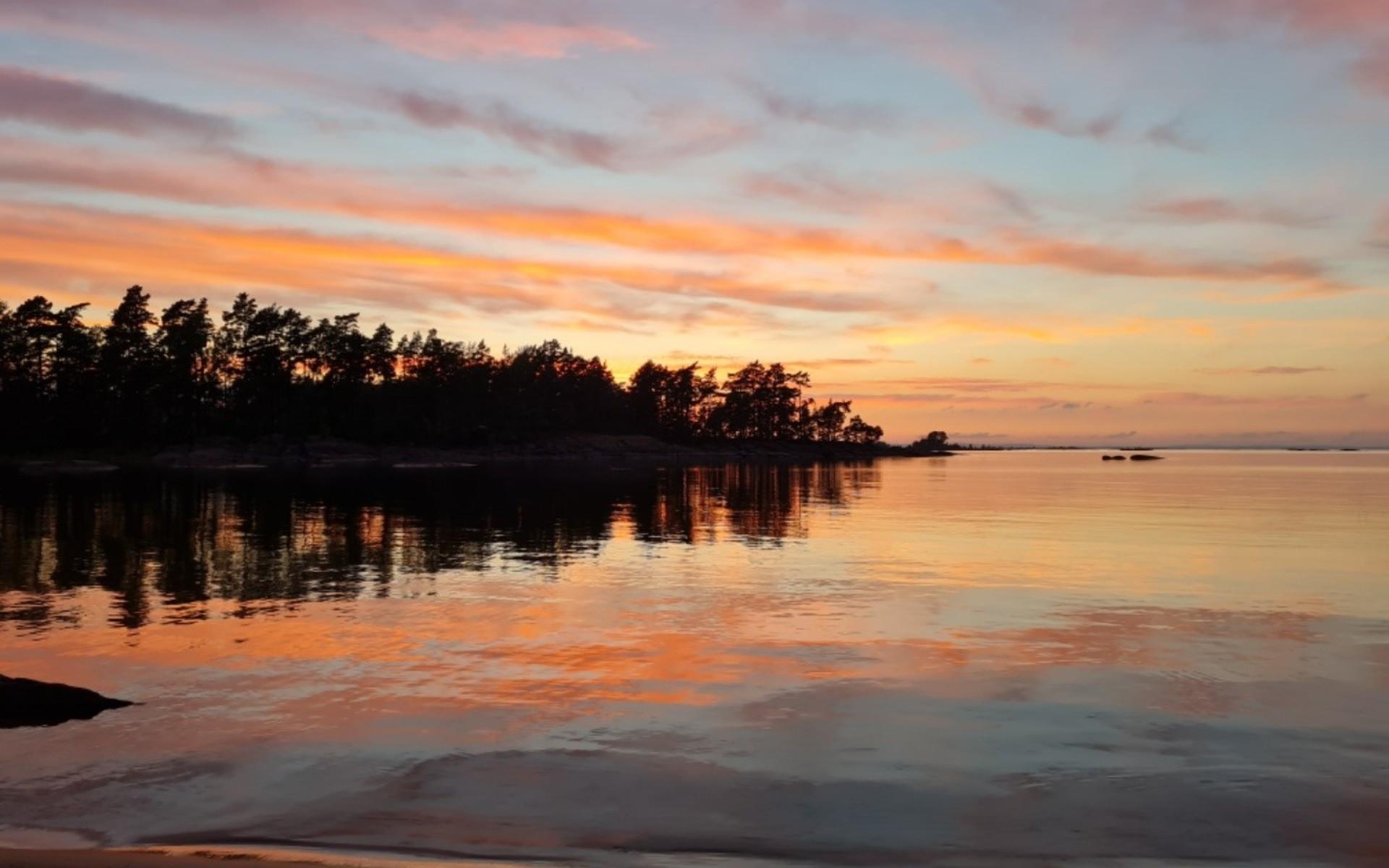 En härlig kväll på stranden vid Vänern – bilden har Maria Andersson skickat in.