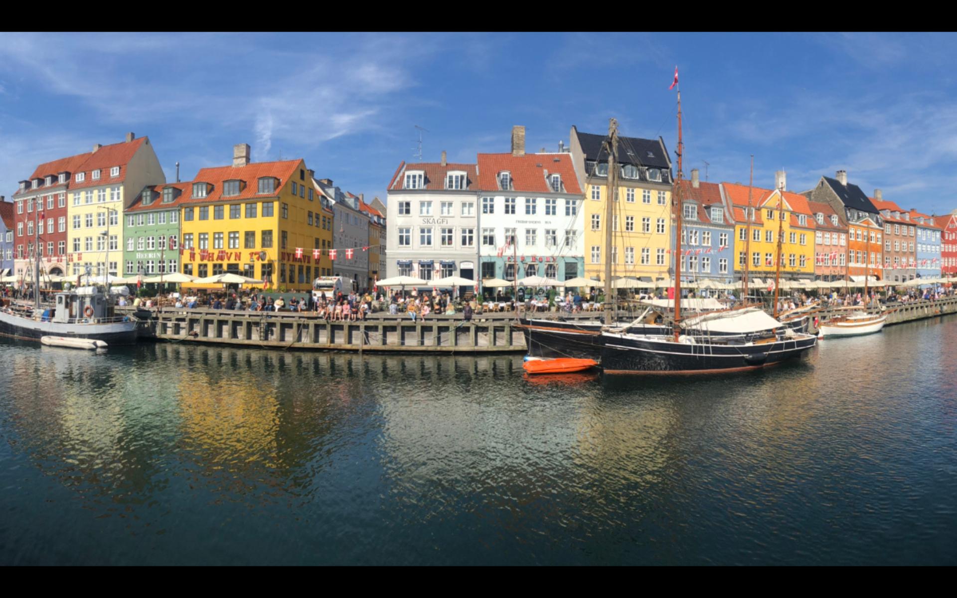 ”Sänder över en bild på Nyhavn i Köpenhamn. Hade tre underbara dagar där med min fru på vår semester.”, skriver Martin Stumblín.