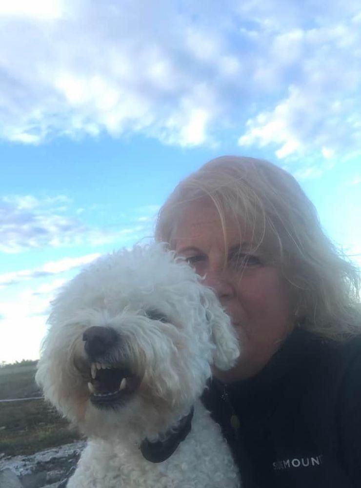 Maria Östling skickad in: ”Här är jag och min älskade hund Chico på Alvaret utanför vårt sommarhus på Öland! Mitt andningshål i livet!”