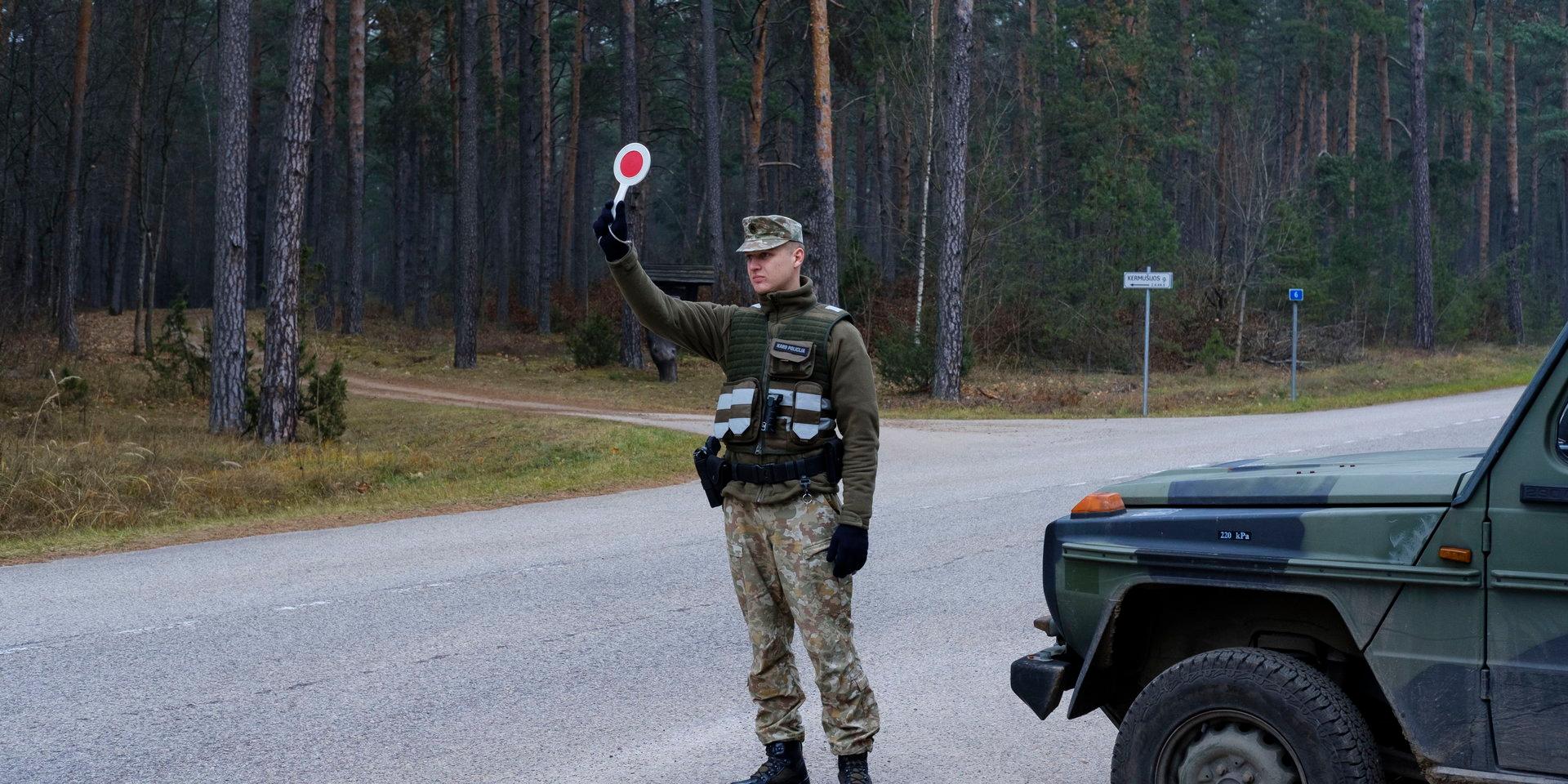 Militärpolis stoppar en bil på väg in i gränsområdet mot Belarus.