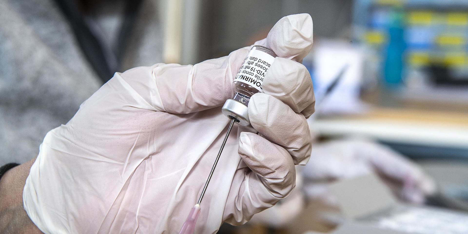 Sprutorna fylls med vaccin på Nevs under torsdagen. 