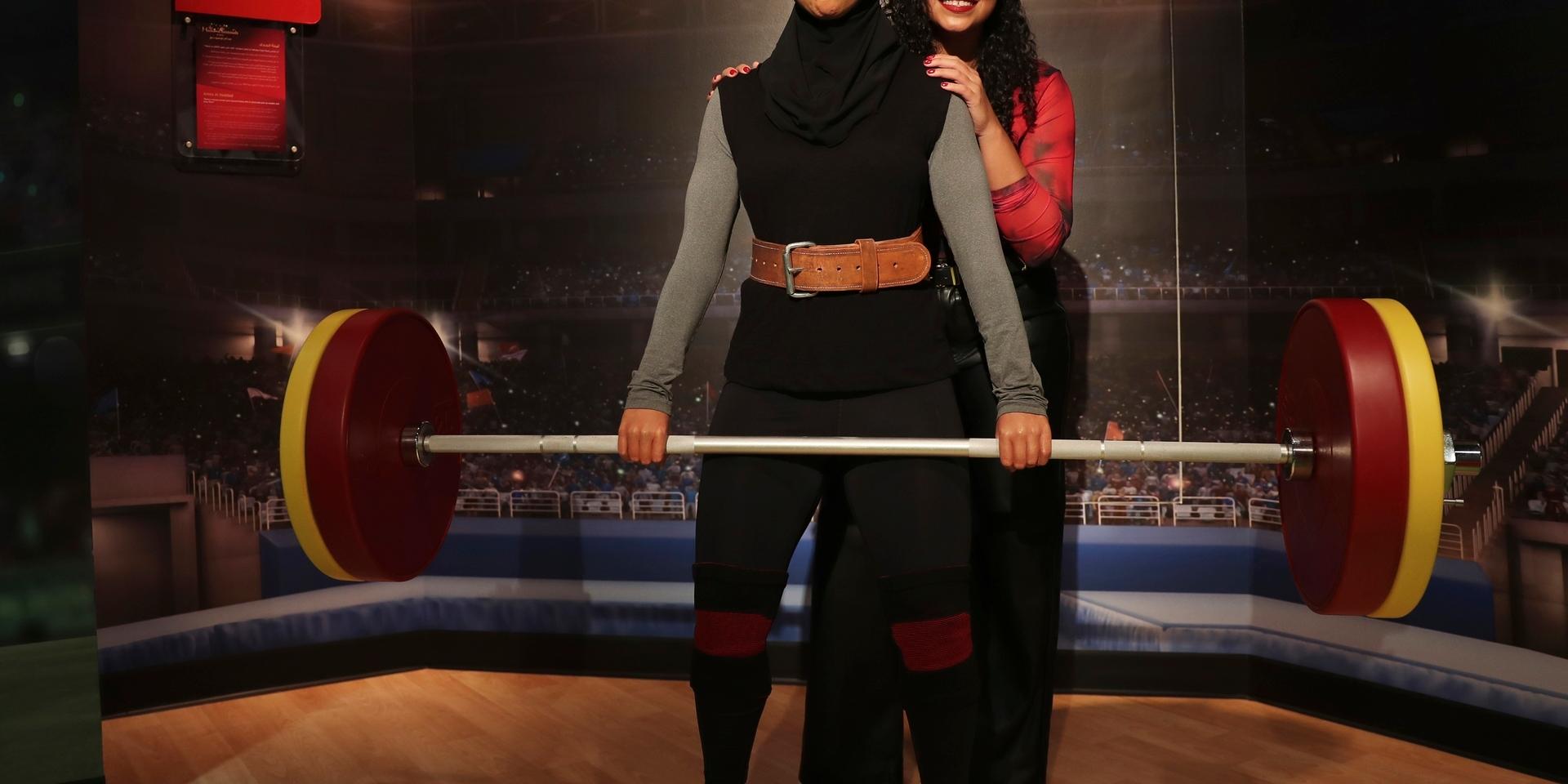 Amna Al Haddad, tyngdlyftningsstjärna i Förenade arabemiraten, poserar med sin vaxdocka under öppningen av Madame Tussauds museum i Dubai.