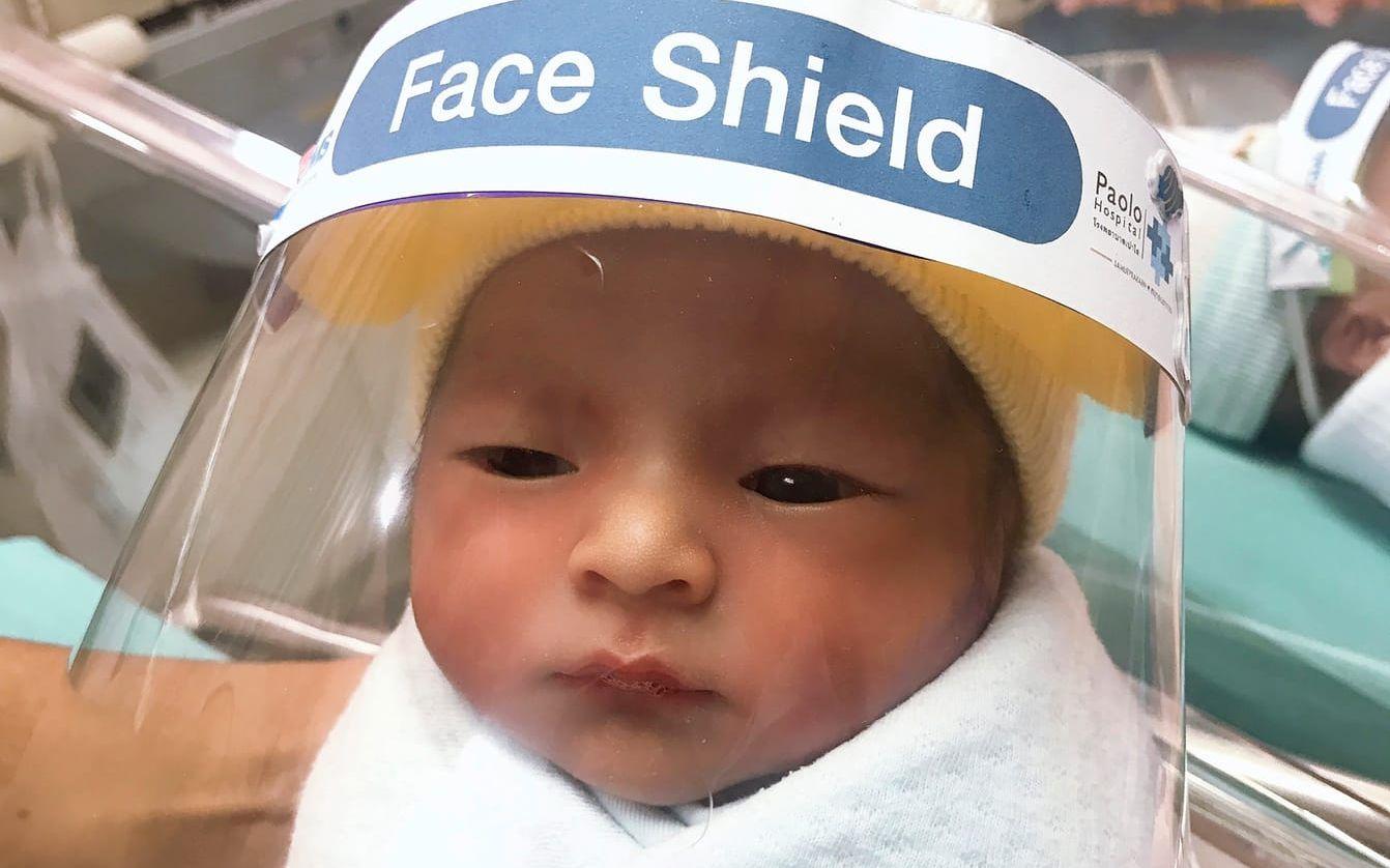 En nyfödd bebis på Paolosjukhuset i Samut Prakarn utanför Bangkok i full skyddsmundering. 