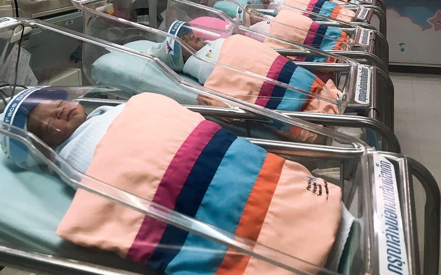 Nyfödda på rad med skyddsutrustning. 