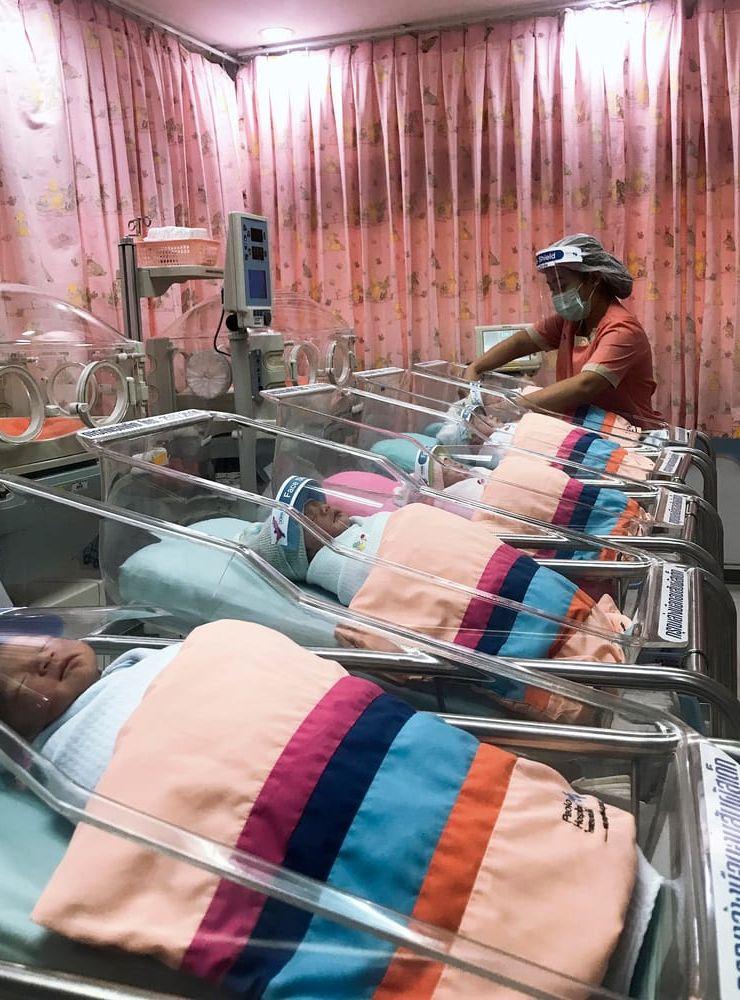 En sköterska stoppar om ett av de nyfödda barnen på Paolosjukhuset. 