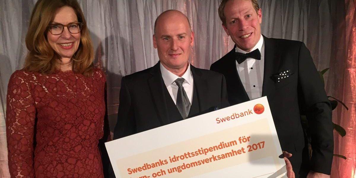 Prisad igen. Hasse Andersson från Trollhättan fick ta emot Swedbanks Idrottsstipendium för 2017. Här flankeras han av Swedbanks vd Birgitte Bonnessen och prisutdelaren Jonas Bergqvist.