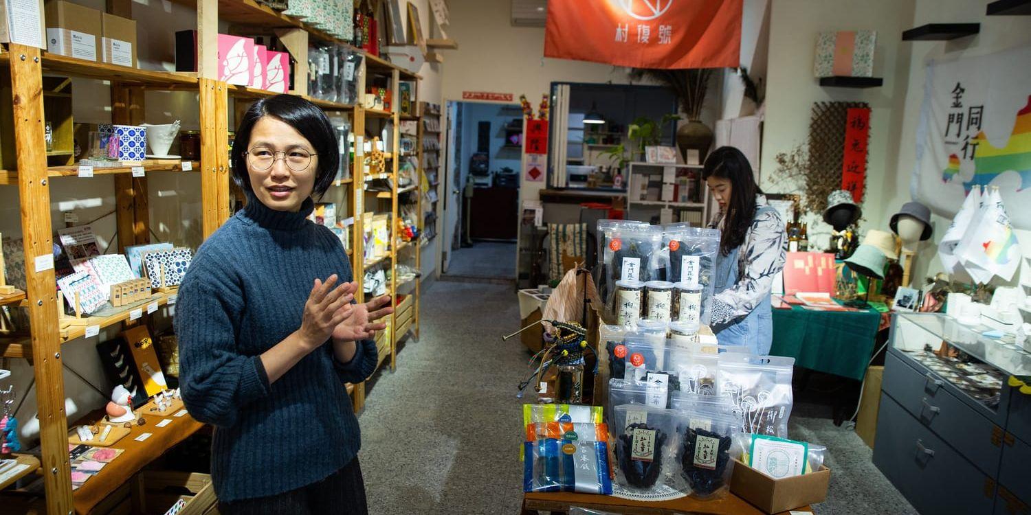 Taiwanesiska Wang Ling driver en butik som säljer lokalproducerade matvaror och souvenirer från Kinmen.