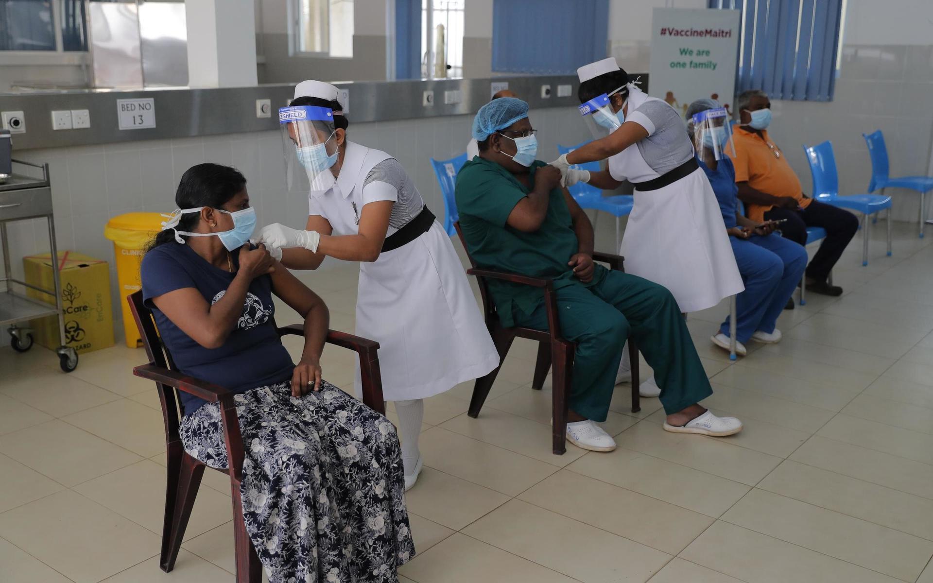 Sri Lanka har börjat att vaccinera sin sjukvårdspersonal, poliser och militärer. Landet har fått 500 000 gratis doser av Astra Zenecas vaccin från Indien. 