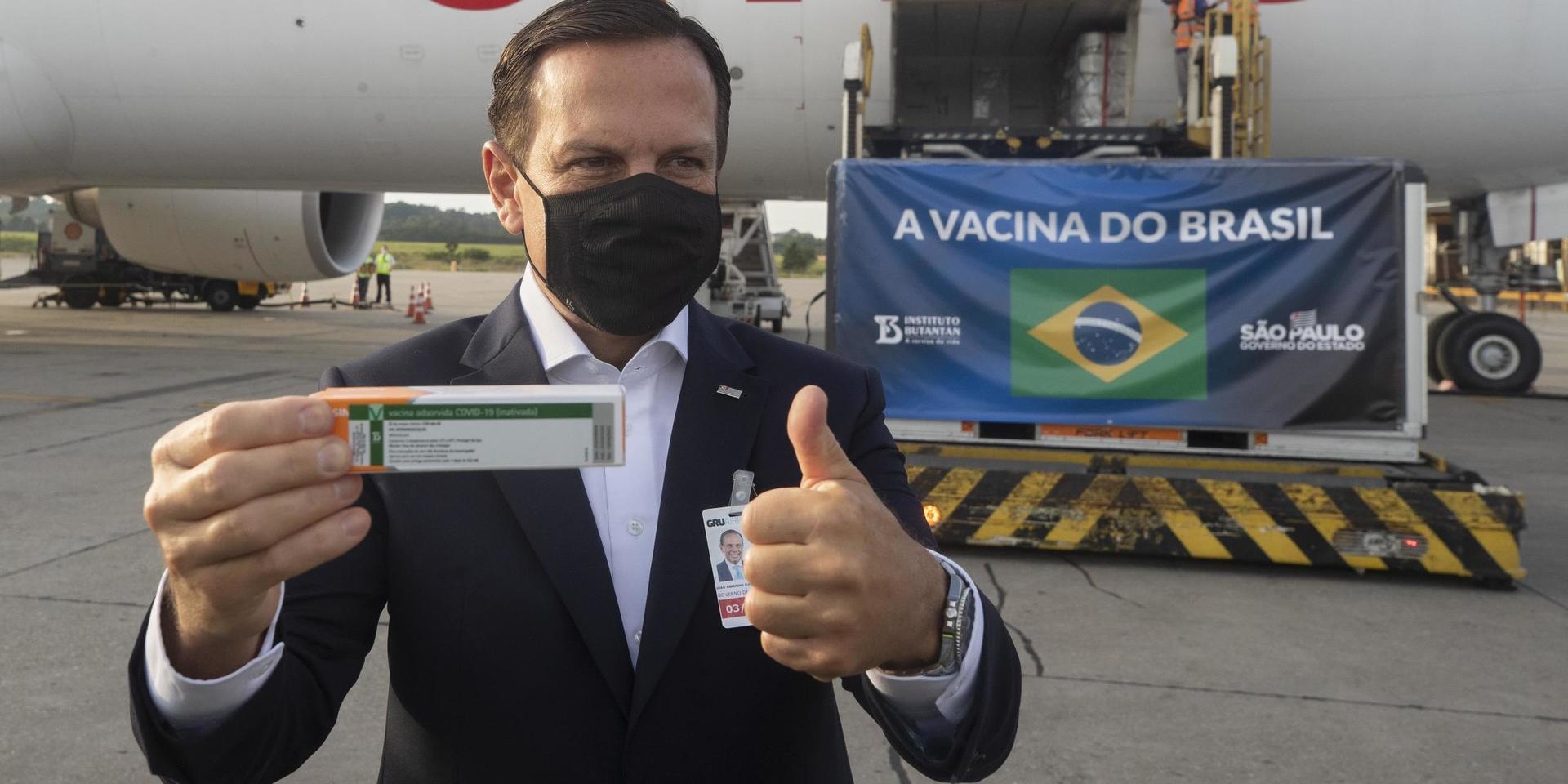 Sao Paulos guvernör Joao Doria visar stolt upp den första sändningen med det kinesiska vaccinet CoronaVac som skickats till Brasilien.