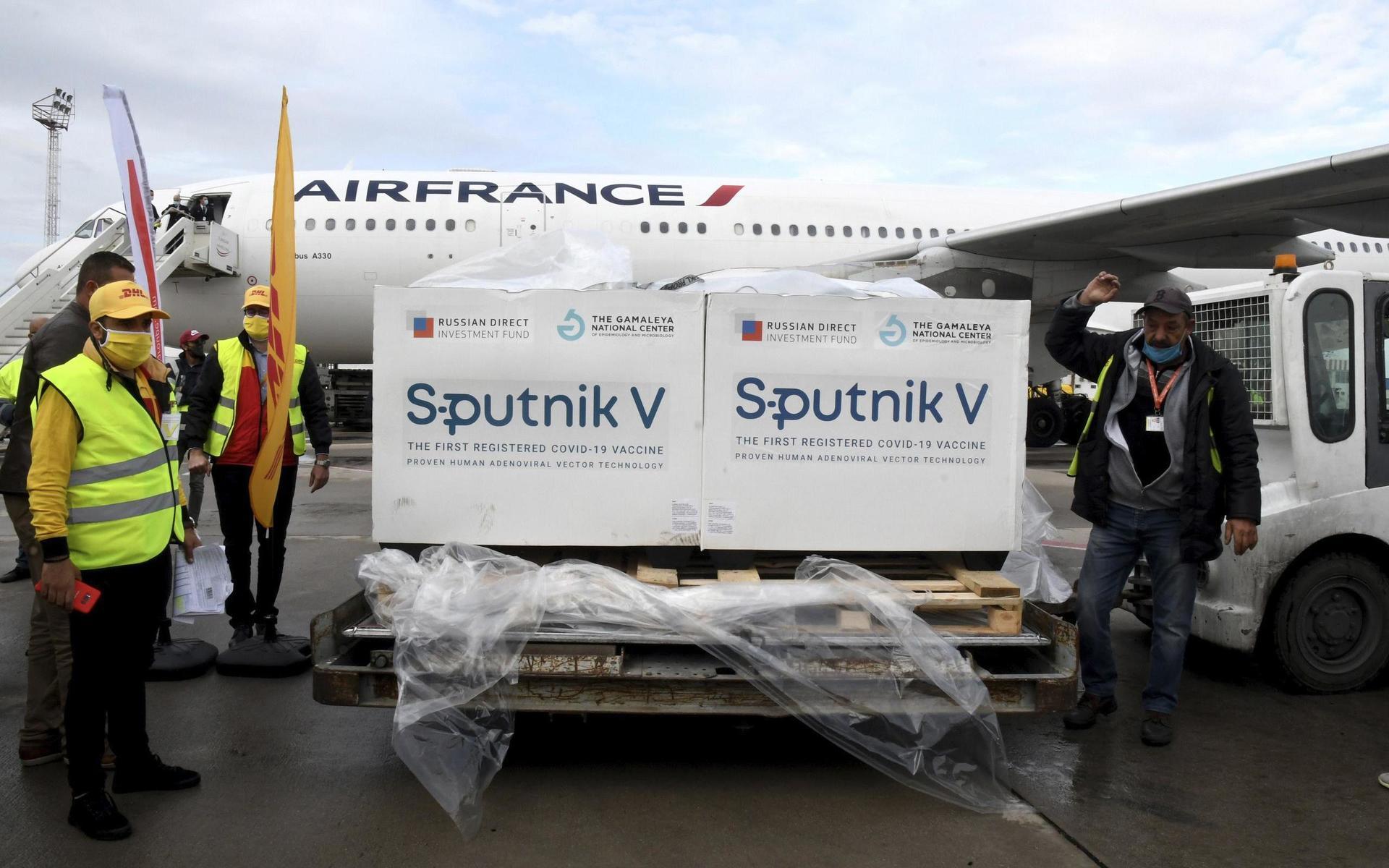 En sändning med det ryska vaccinet Sputnik V anländer till Tunisien. 