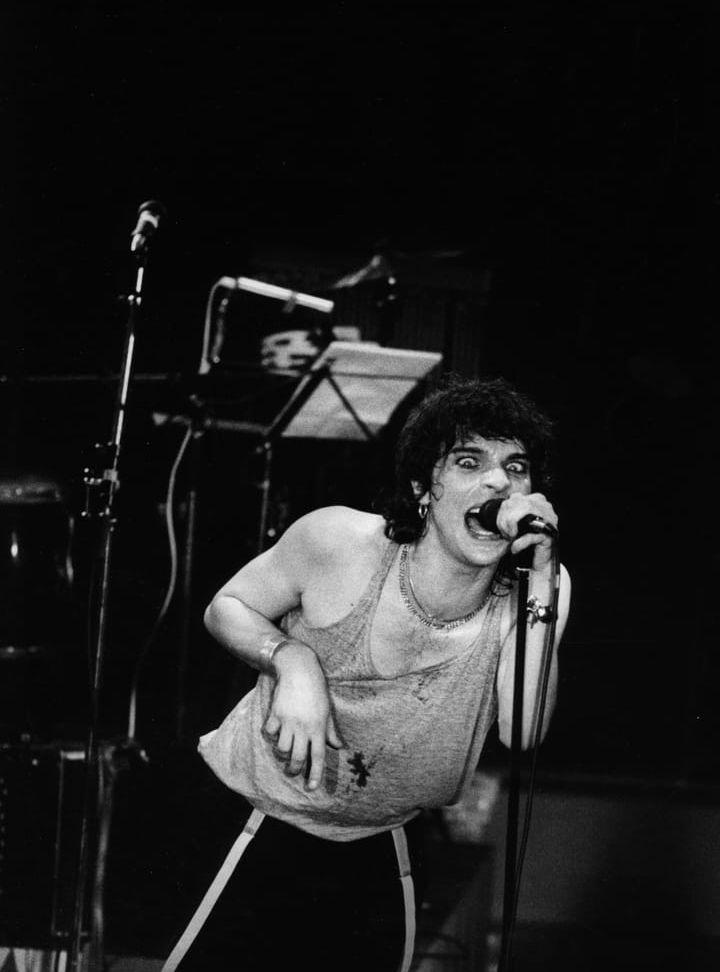 Thåström under en av bandets sista konserter 1988. Bild: Kent Östlund