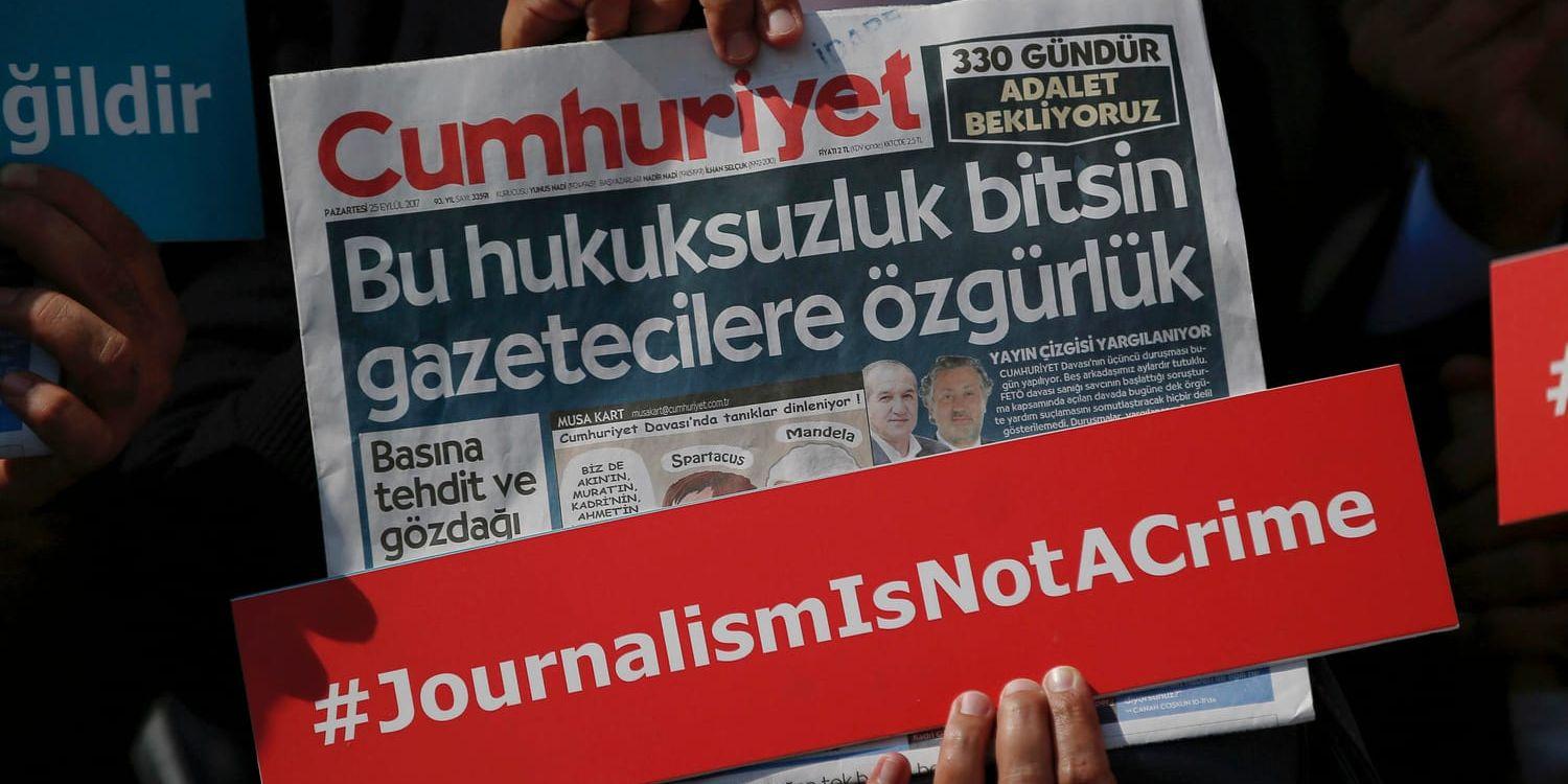 Sex anställda vid den oppositionella dagstidningen Cumhuriyet i Turkiet har återvänt till fängelse för att avtjäna resten av sina straff för påstått stöd till terrorgrupper och predikanten Fethullah Gülen. Arkivbild.
