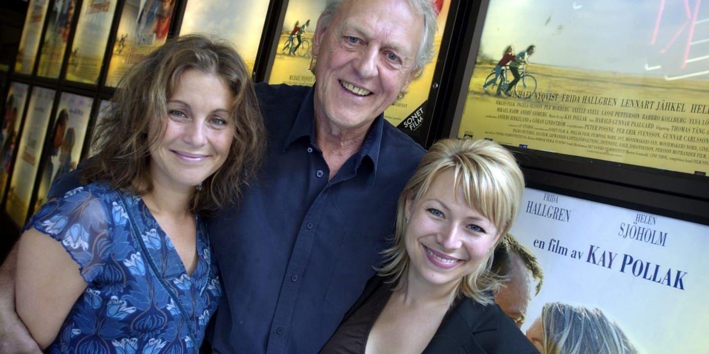 Kay Pollak tillsammans med skådespelarna Helen Sjöholm och Frida Hallgren inför premiären på "Så som i himmelen" 2004. Arkivbild.