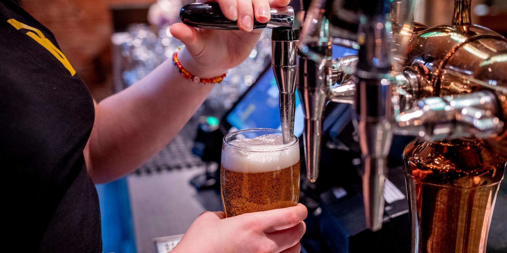 Dyra droppar. Regeringen har aviserat att alkoholskatterna ska höjas med 13 procent fram till 2024, vilket riskerar att slå mot hårt drabbade branscher. 