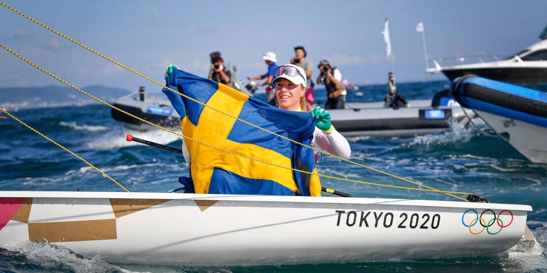 Josefin Olsson tog OS-silver i seglingens laser radial efter att ha kommit först i den avslutande medaljseglingen.
