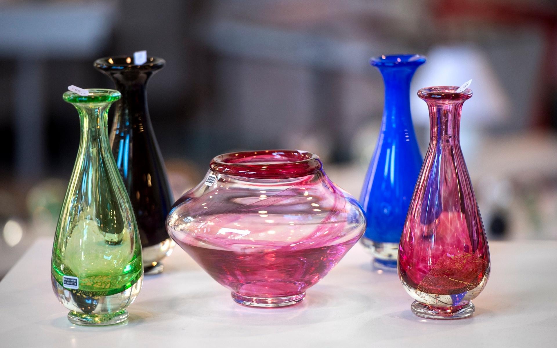 Bruks- och konstglas i färg är Dalslands glashytta specialitet.