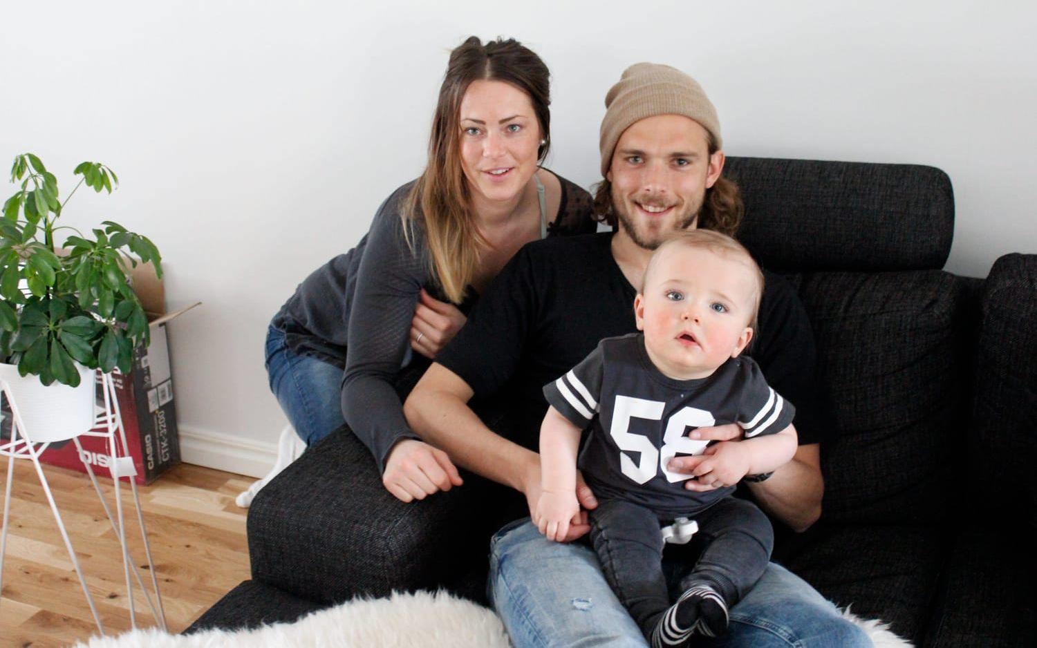 Familjen samlad hemma i lägenheten i centrala Östersund, Tom Pettersson med sonen Lennox och sambon, tidigare landslagsspelaren, Johanna Almgren. Bild: Toni Andersson