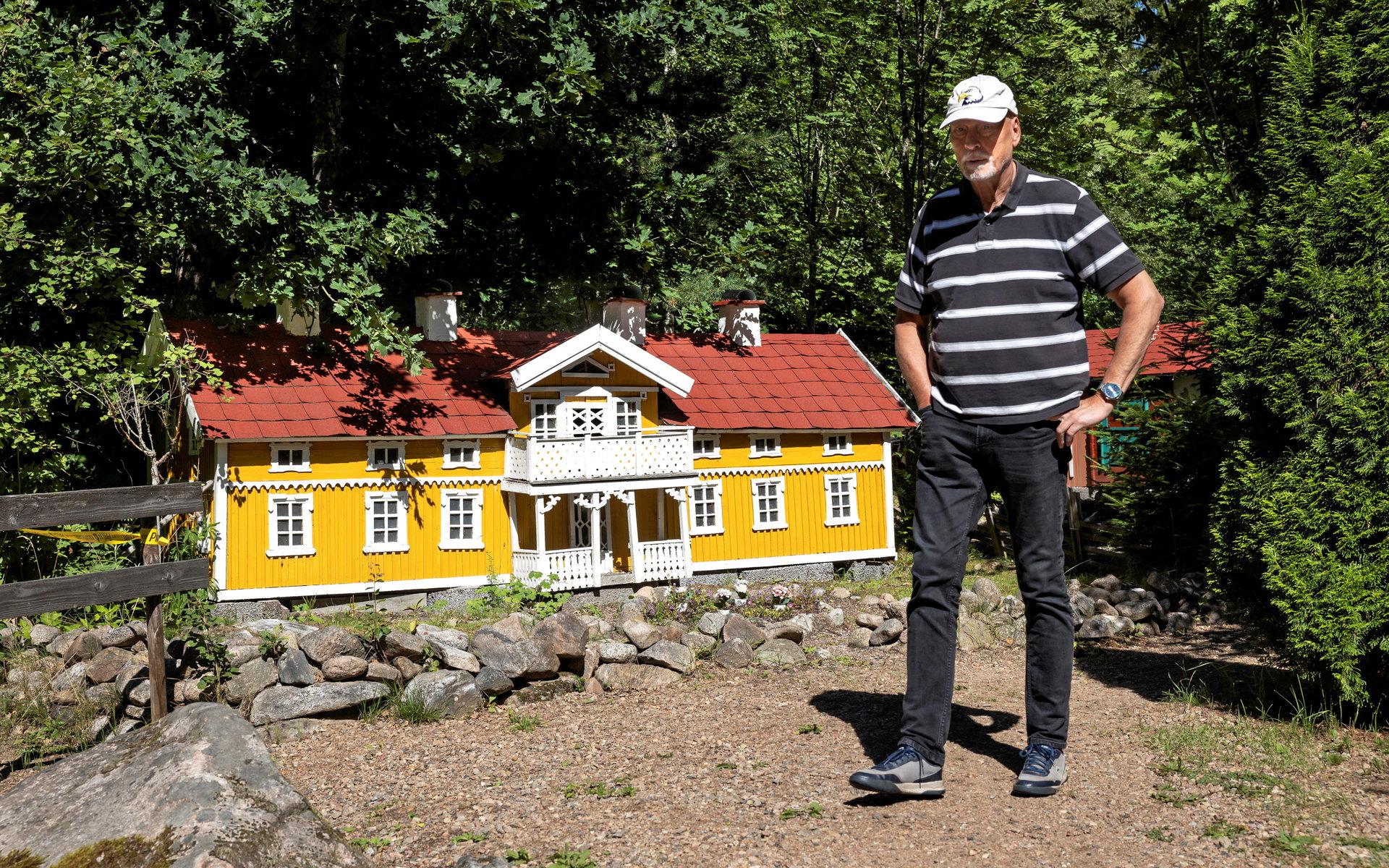 Lill-Marie Boströms bror Tomas Boström kom på besök den soliga sommardagen. Här står han vid det ”stora” gula huset i Colin Nutleys Änglagård.