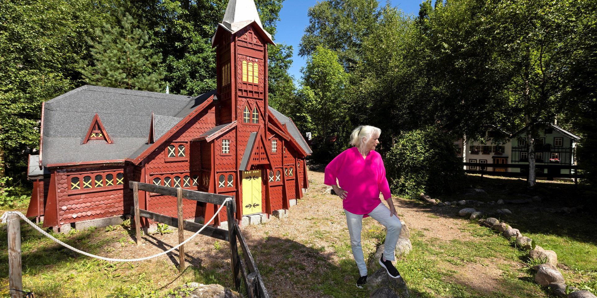 Lill-Marie Boström vid Hälleviksstrands kyrka som finns på Orust.