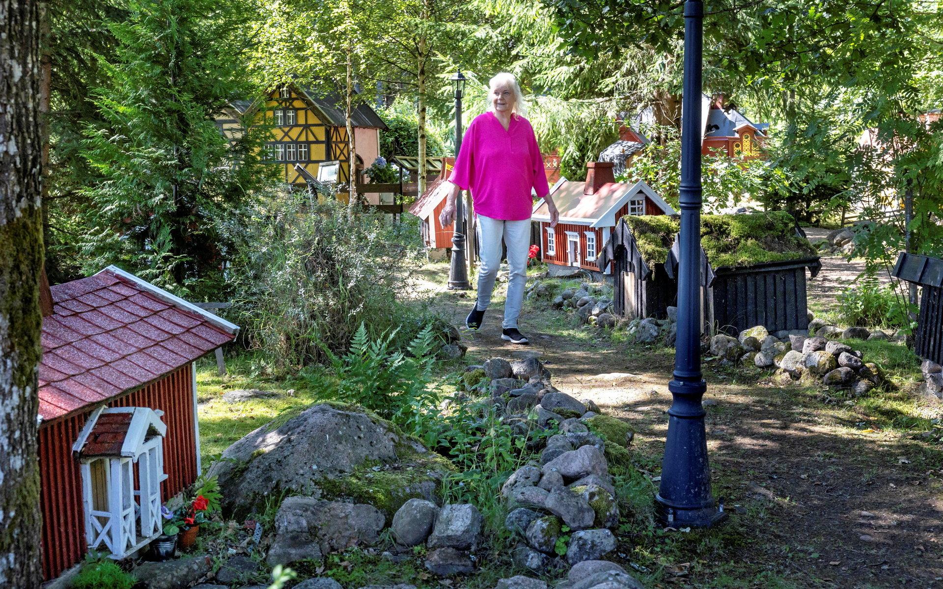 I Lill-Marie Boströms miniatyrsamhälle finns det ett fyrtiotal olika småhus som hon själv har byggt de senaste 27 åren. 