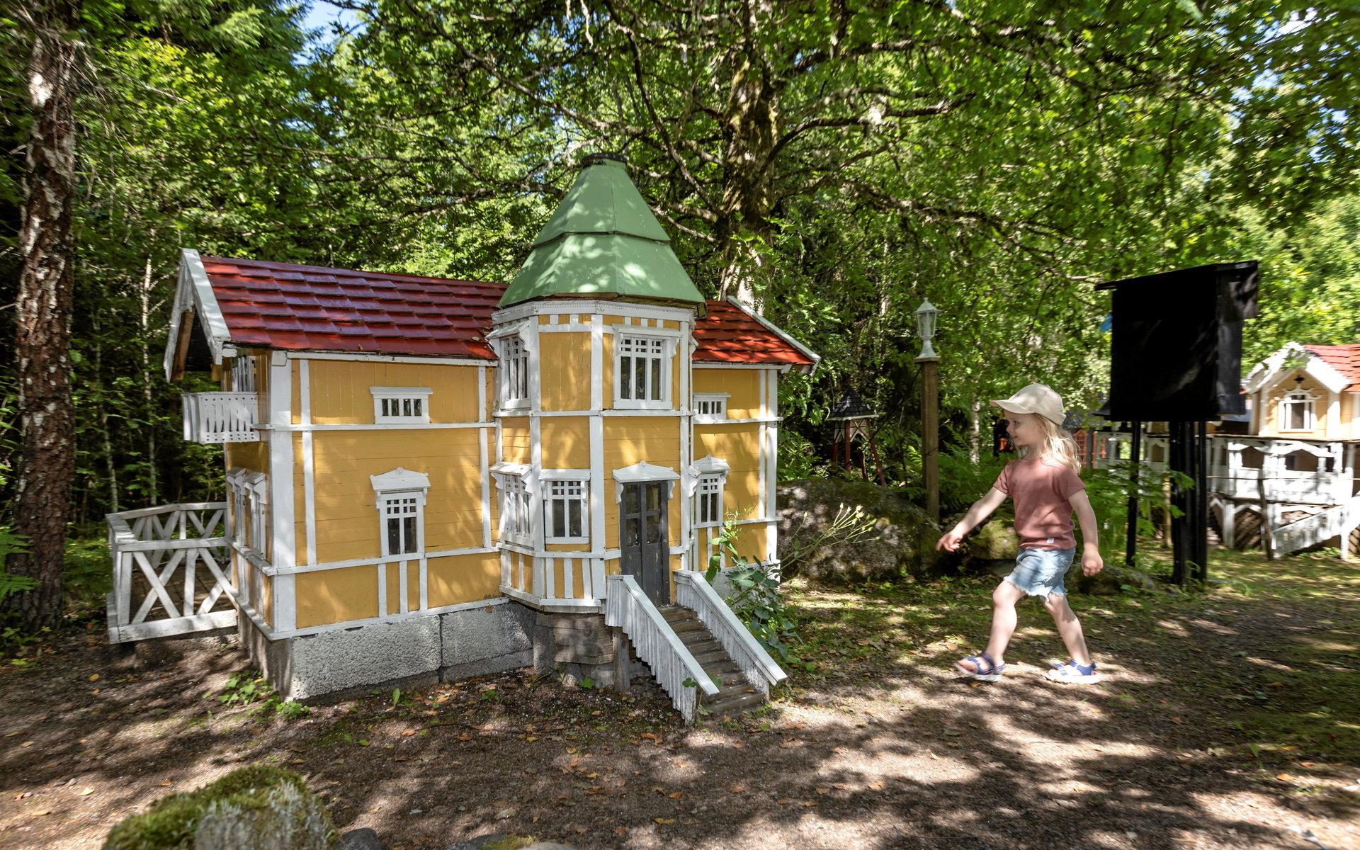 Dottern Ellie springer till Skärgårdsdoktorns hus.