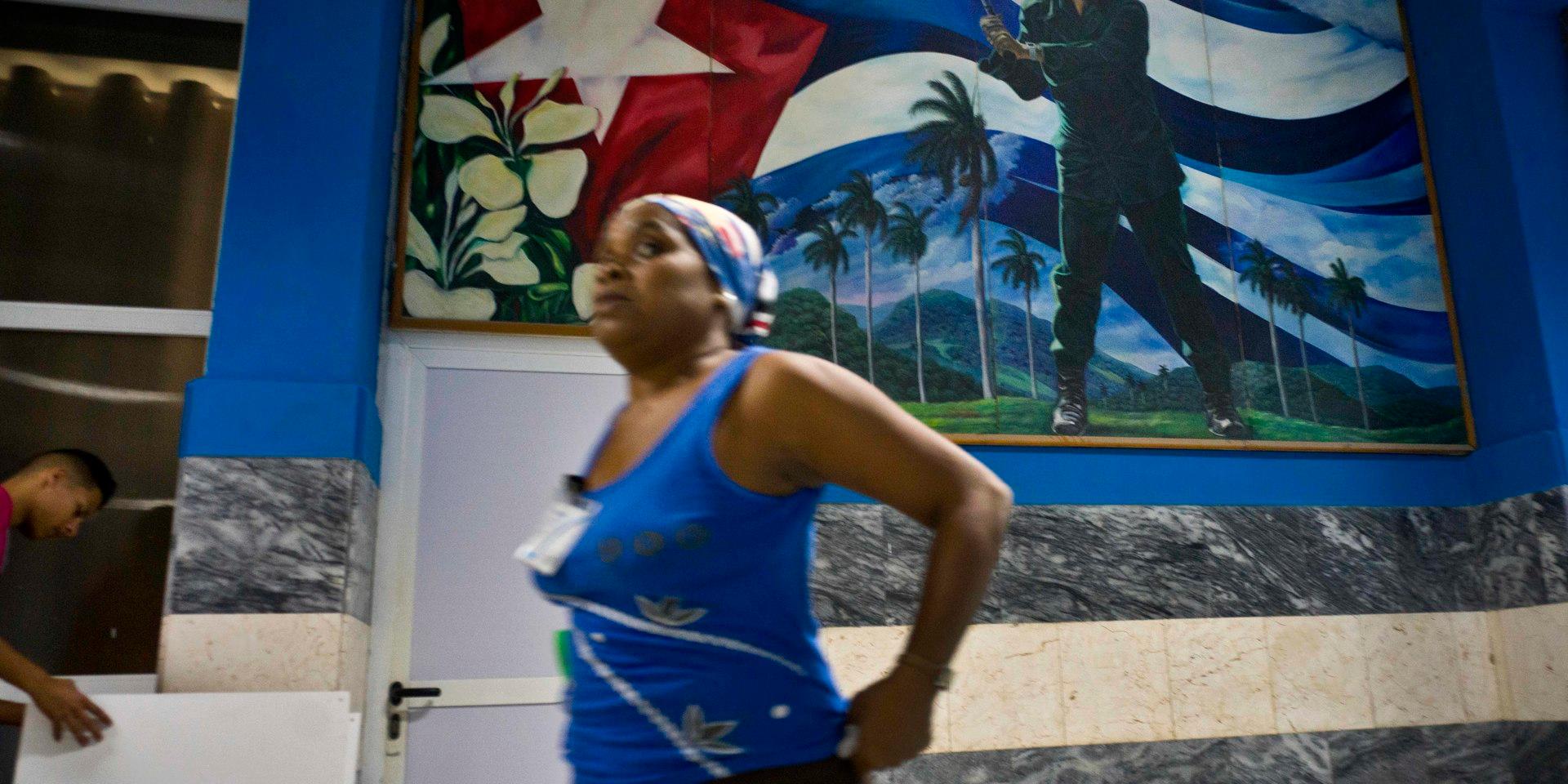 En väggmålning i Havanna föreställande Fidel Castro som spelar baseboll. ARkivbild.