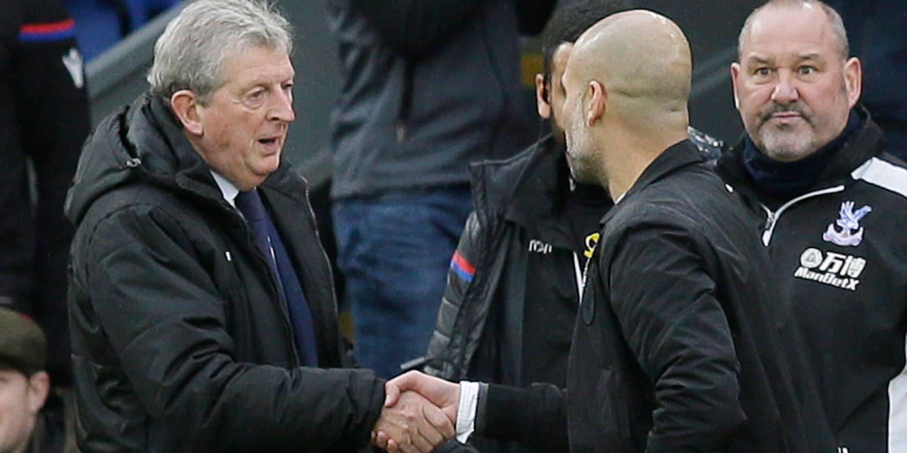 Crystal Palace tränare Roy Hodgson, till vänster, skakar hand med Manchester Citys dito Pep Guardiola.