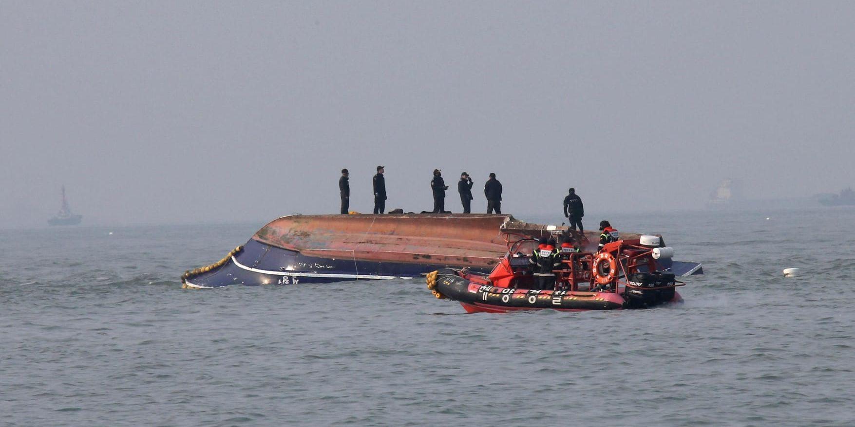 Sydkoreanska kustbevakningen deltar i räddningsarbetet efter båtolyckan.